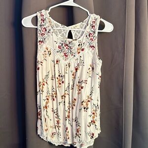 Cute flowery top.